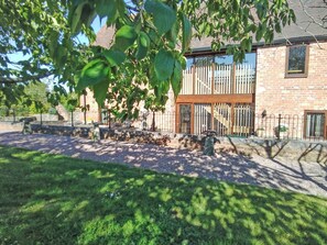 Property grounds - 3 bedroom accommodation in Inkberrow (Malvern Hills)