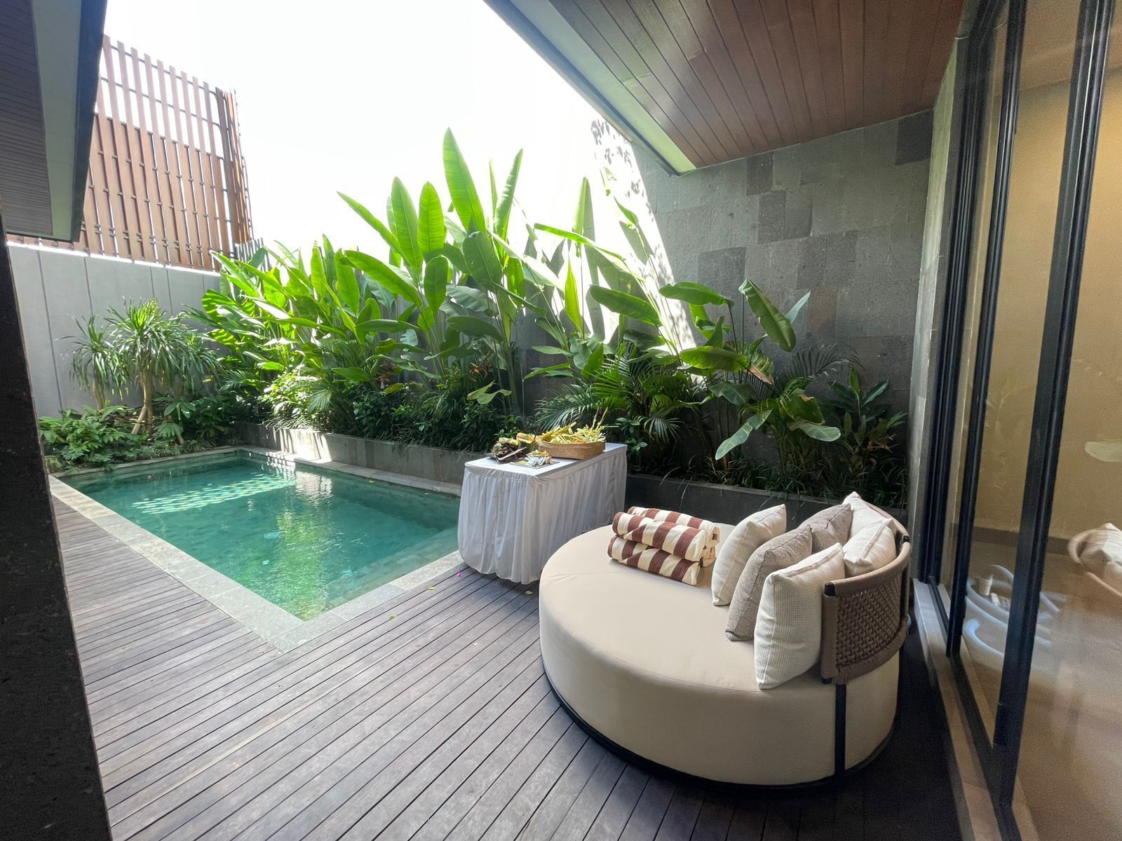 Kolam renang outdoor