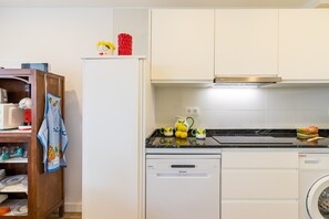 Réfrigérateur, four à micro-ondes, un four, surface de cuisson