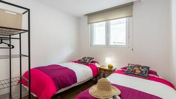 Een strijkplank/strijkijzer, wifi, beddengoed