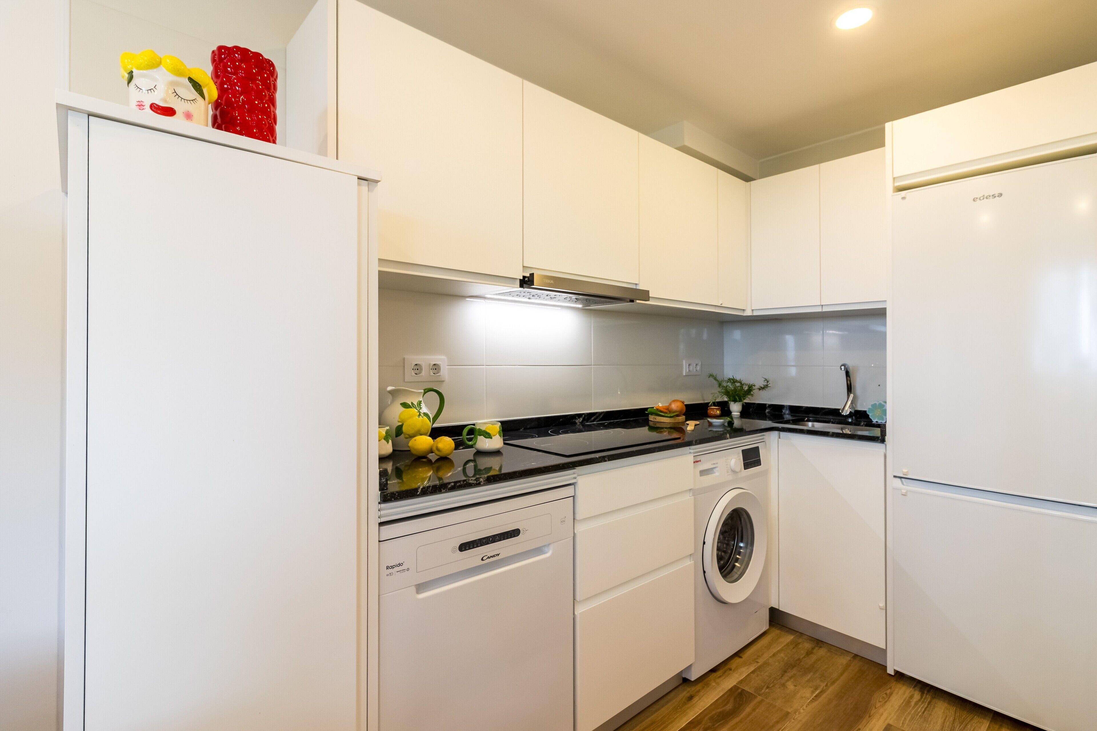 Refrigerador, microondas, horno, placa de cocina
