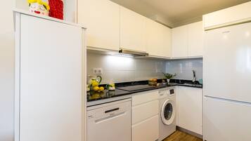 Refrigerador, microondas, horno, placa de cocina