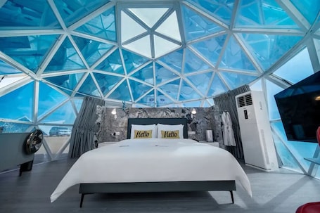 Design Double Room Single Use | Down comforters, blackout drapes, free WiFi, bed sheets. Gudu Xingji gebi Yeshe Jiudian