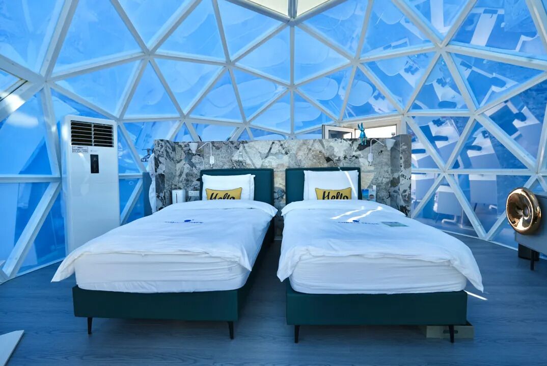 Kamar Double atau Twin Desain | Selimut bulu angsa, tirai kedap cahaya, Wi-Fi gratis, dan seprai linen