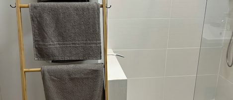 Regadera, toallas, jabón, papel de baño
