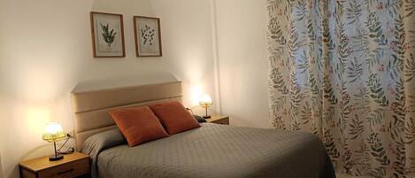 3 bedrooms, iron/ironing board, internet, bed sheets