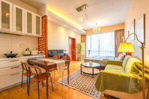 Estudio clásico, balcón | Área de sala de estar