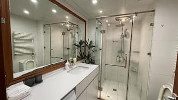 Estudio clásico, balcón | Baño
