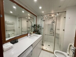Estudio clásico, balcón | Baño