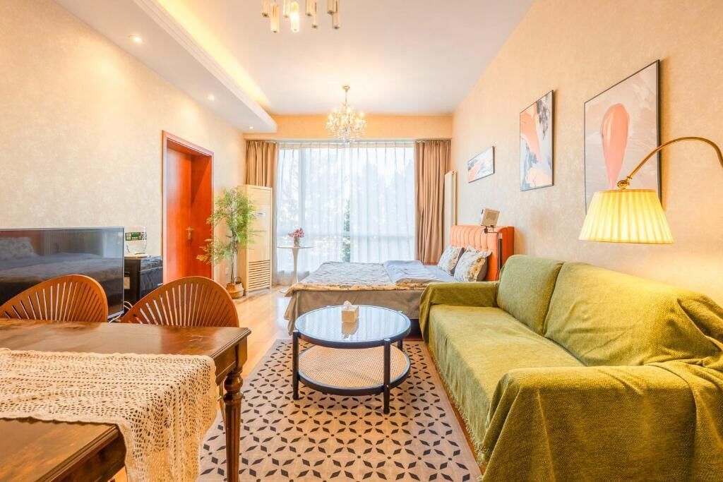 Estudio clásico, balcón | Área de sala de estar