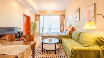 Estudio clásico, balcón | Área de sala de estar