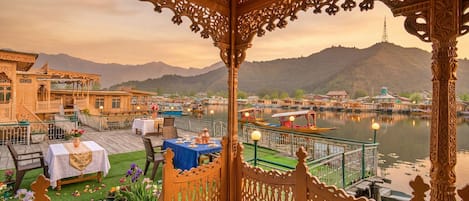 Khu ẩm thực ngoài trời