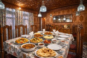 Free daily cooked-to-order breakfast - Firdous Houseboats at Dal Lake (Srinagar)