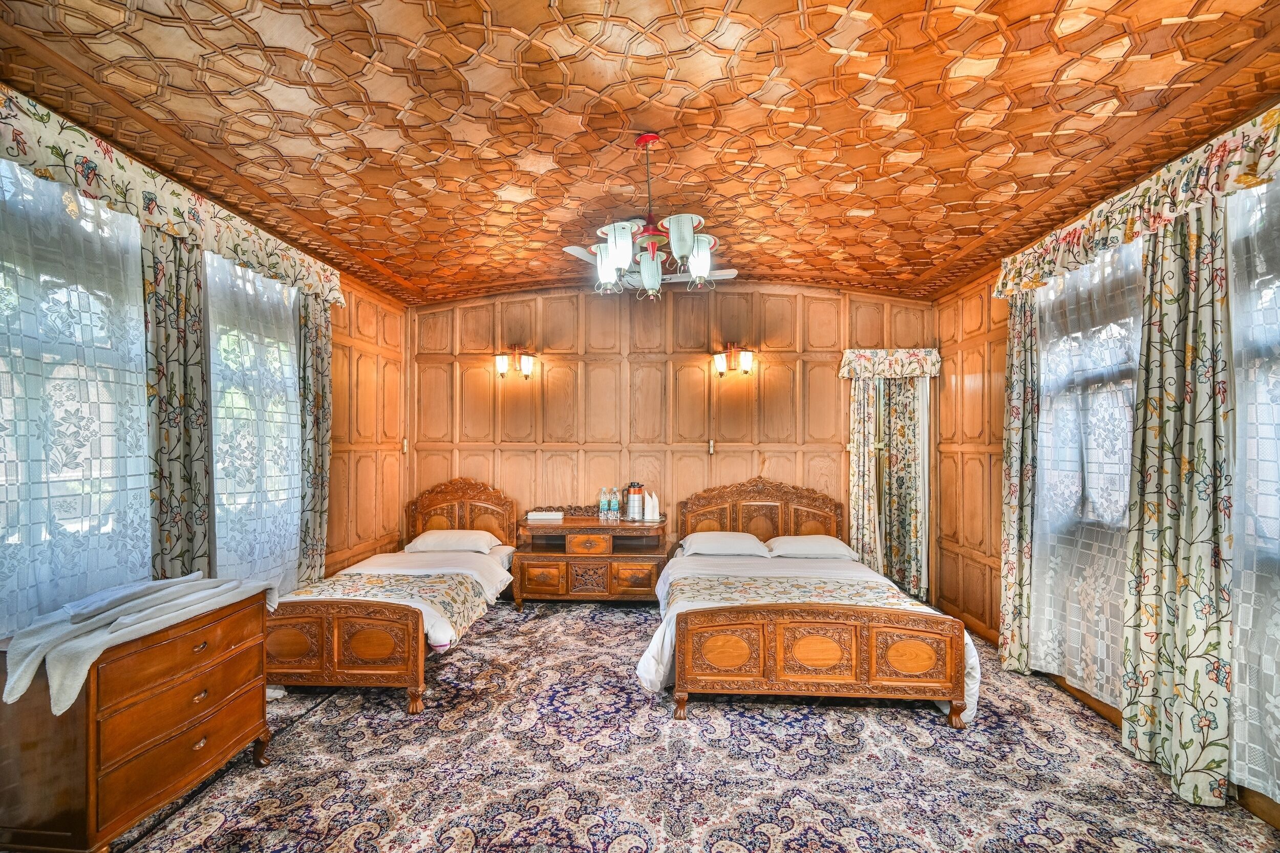 Quarto superior | Cofres nos quartos, escrivaninha, quartos à prova de som