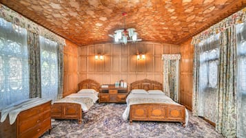 Quarto superior | Cofres nos quartos, escrivaninha, quartos à prova de som
