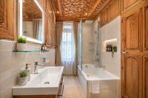Deluxe Room | Bathroom | Separate bathtub and shower, hair dryer, slippers, towels - Firdous Houseboats at Dal Lake (Srinagar)