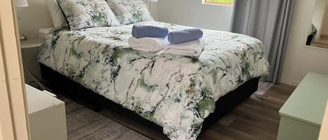 2 quartos, ferros/tábuas de passar roupa, Wi-Fi, roupa de cama