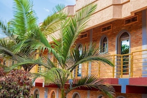 Un edificio con ventanas de arco y fachada de ladrillo.