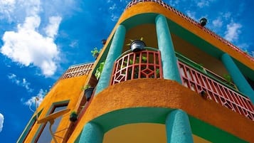 Appartement Confort, balcon, vue montagne | Coin séjour | Cheminée, chauffage par le sol