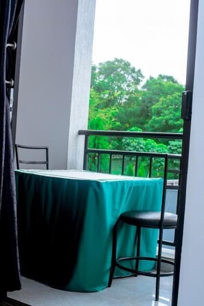 Colchones con efecto memoria, muebles diferentes y escritorio 