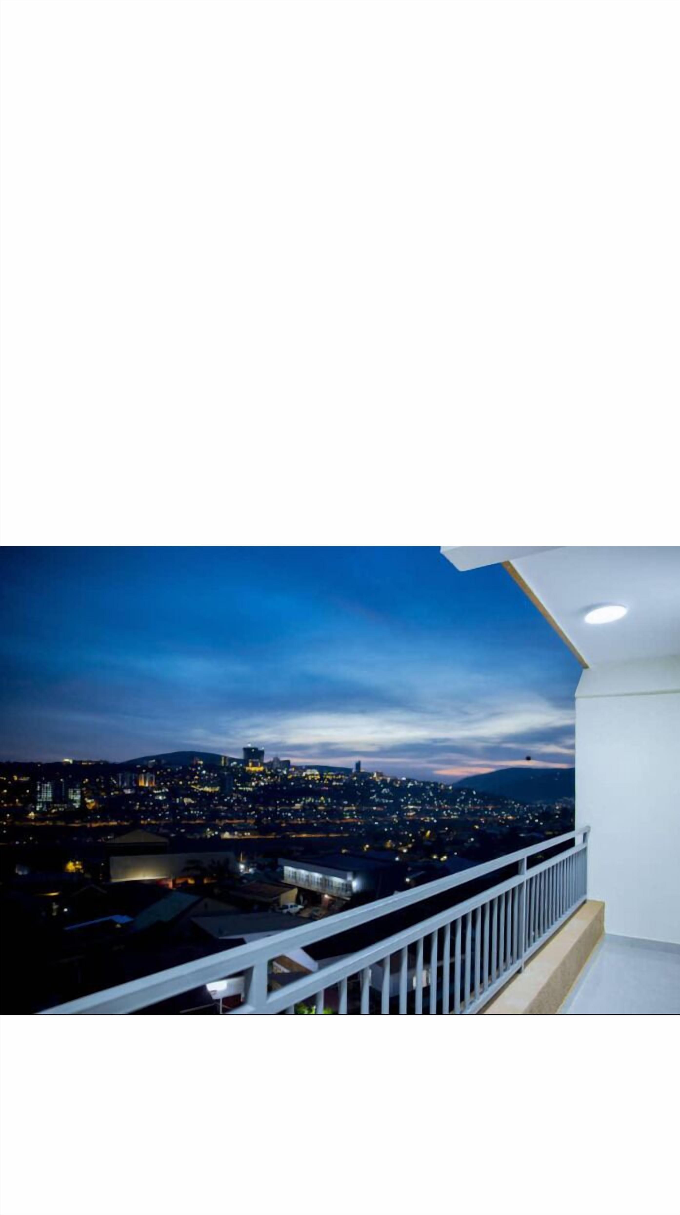 Apartemen Comfort, balkon, pemandangan gunung | Busa memori, dilengkapi dengan perabotan berbeda-beda, dan meja kerja