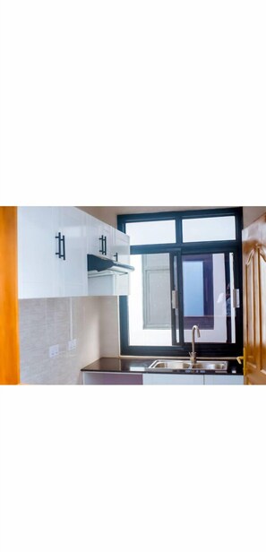 Frigobar, microondas, placa de cocina, lavavajillas