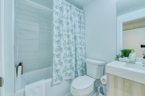 Bathroom - Refined Toronto Studio Stay with Sofa Bed. Prime location! (Toronto)