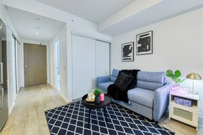 Living area - Refined Toronto Studio Stay with Sofa Bed. Prime location! (Toronto)