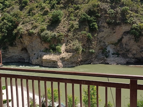 Lake view. Chandresh Homestay