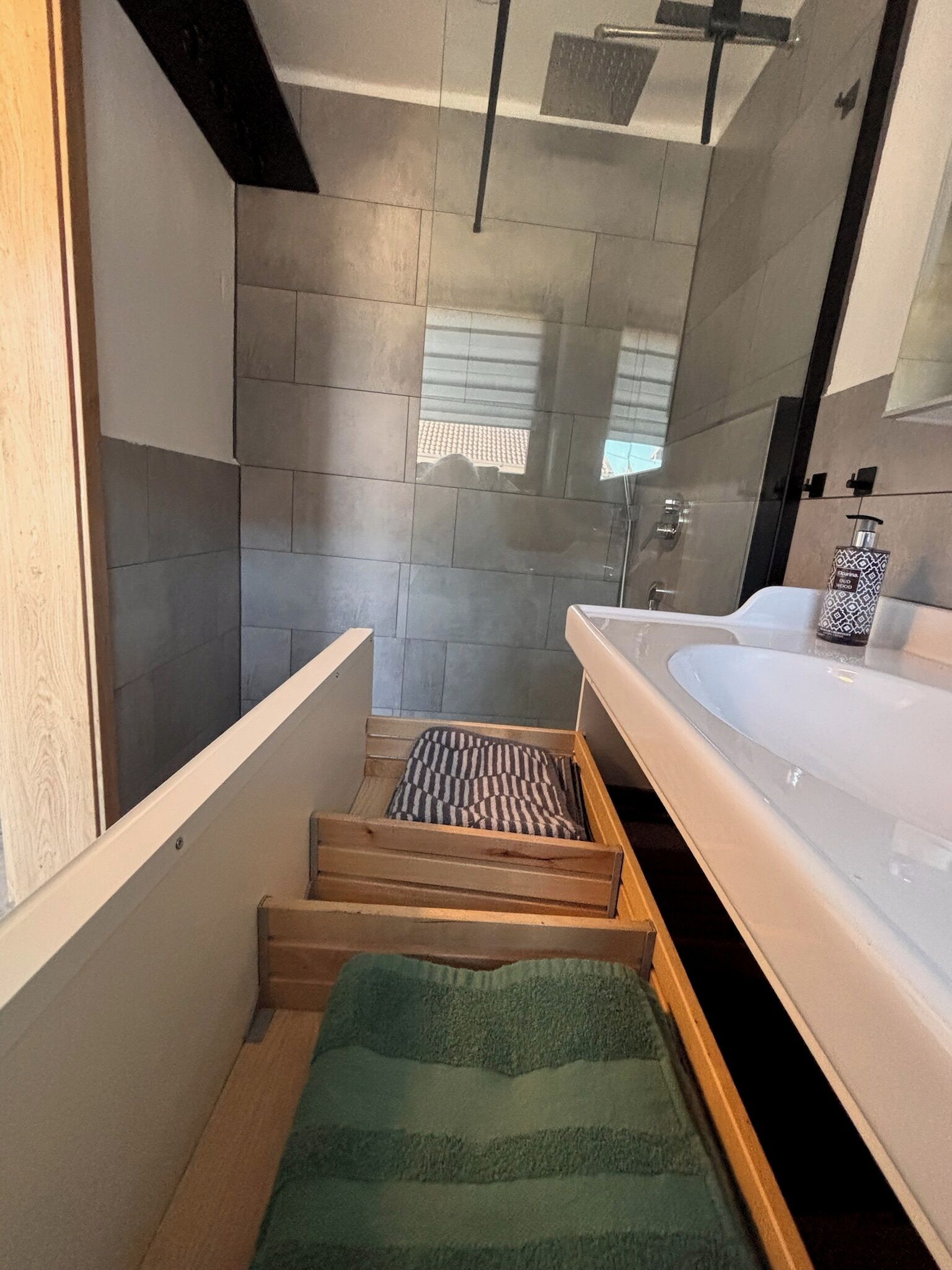 Een douche, een haardroger, handdoeken