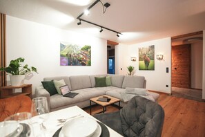 TV - Vacation apartment Gipfelblick with balcony, 90sqm (Bernau am Chiemsee)