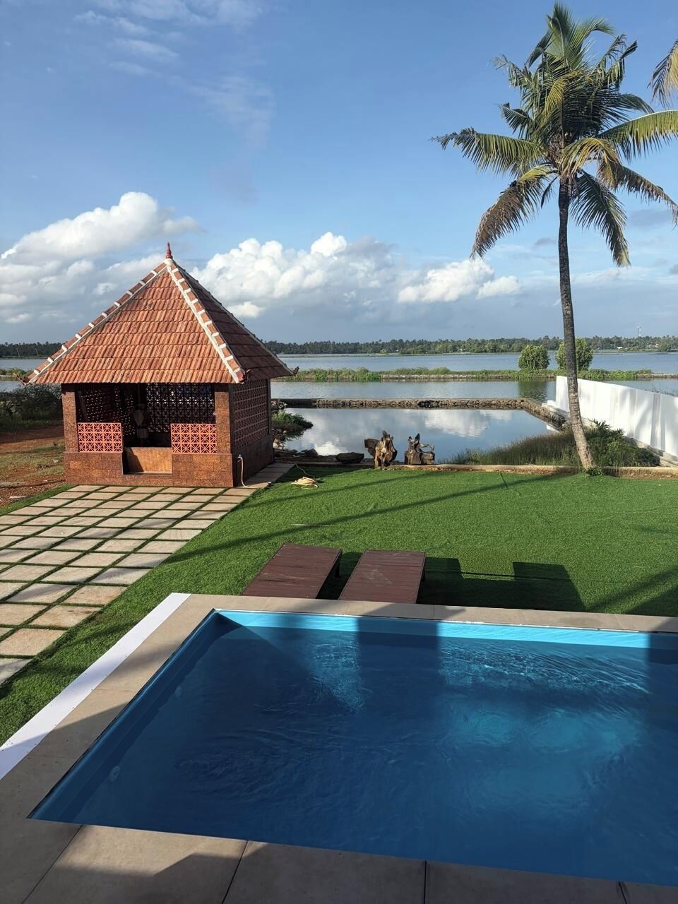 2 piscinas cubiertas, una piscina al aire libre