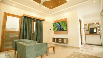 Signature Pool Suite | Free WiFi