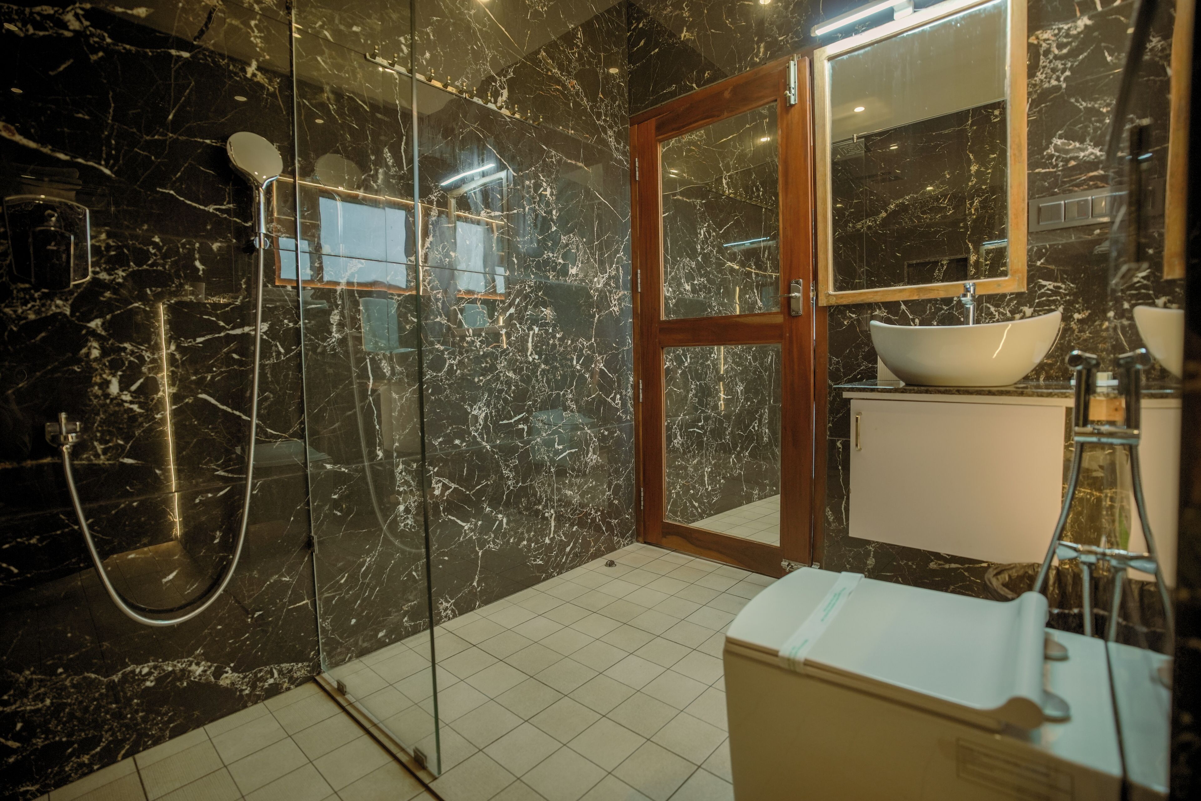 Palm Grove Standard Garden view Room | Phòng tắm | Dầu gội, giấy vệ sinh 