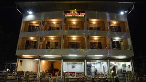 Un hotel de varios pisos con un letrero llamativo que dice 'Landmark Inn'.