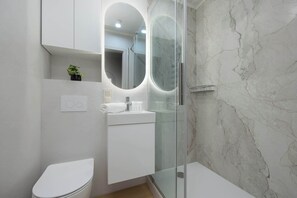 Shower, hair dryer, towels, shampoo - Comfortable Apartment | Two Bedrooms (Warszawa)