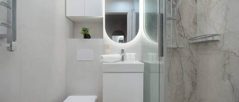 Dusche, Haartrockner, Handtücher, Shampoo