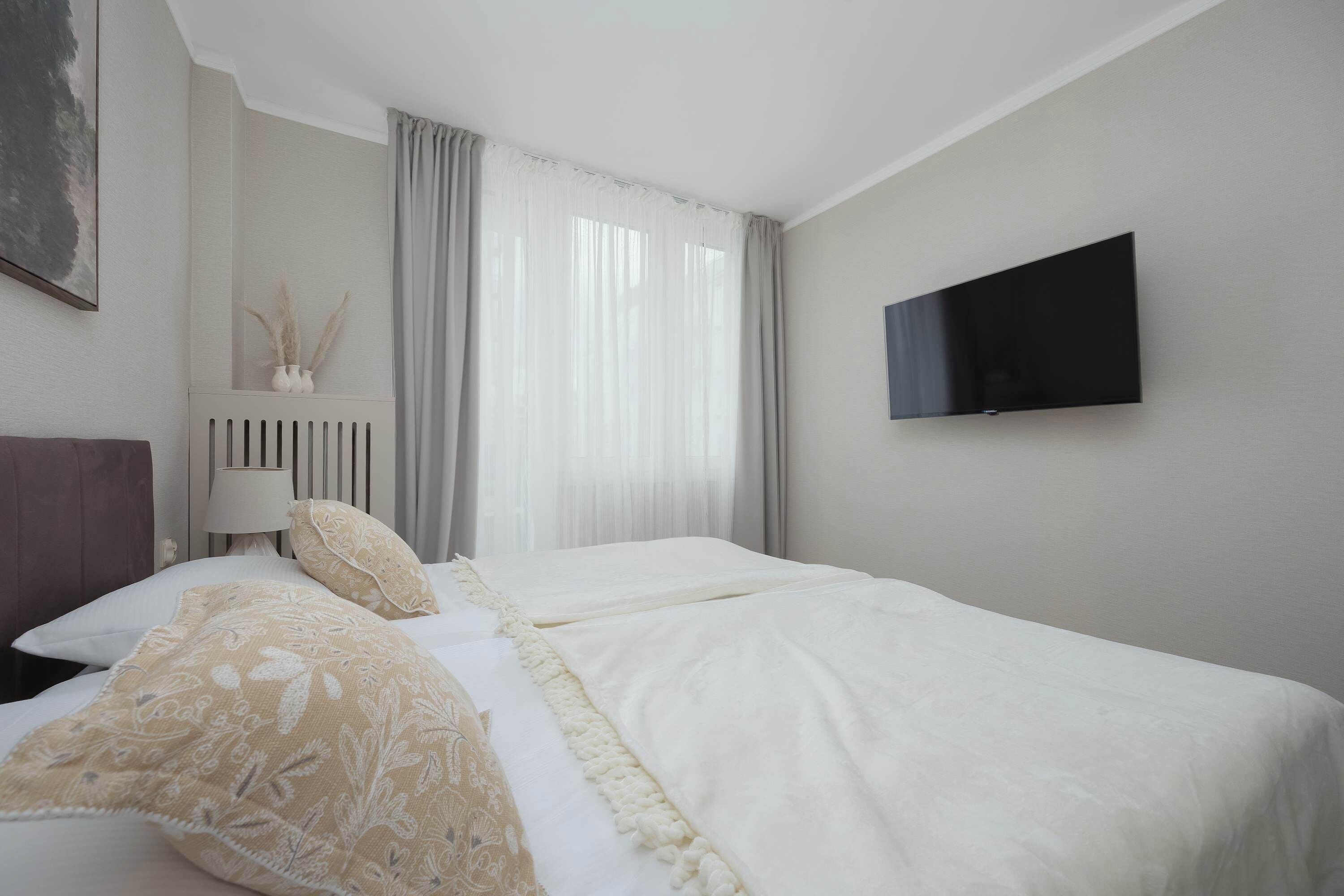 2 bedrooms, desk, iron/ironing board, travel cot