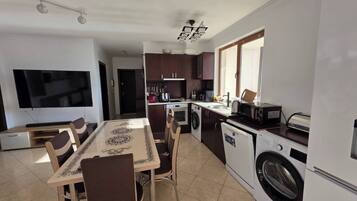 Apartamento, 2 quartos, sacada, vista para o jardim | Cozinha privada