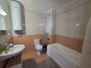 Apartamento, 2 quartos, sacada, vista para o jardim | Banheiro