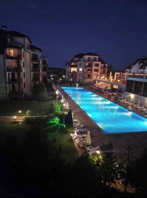 Apartamento, 2 quartos, sacada, vista para o jardim | Piscina | Piscina externa