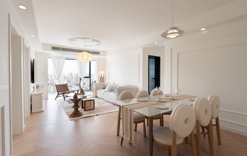 3-bedroom apartment with high-rise balcony Near Xintiandi CBD200m to  Metro.