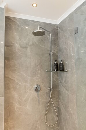 Dusche, Haartrockner, Handtücher