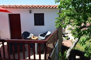 Outdoor dining - House of Schist in the center of Portugal (Sobreira Formosa)