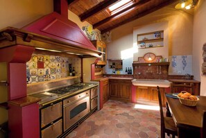 Fridge, microwave, stovetop, dishwasher - 'Silves' Cabin-Cato Preto-Adults-Only Guesthouse (Silves)