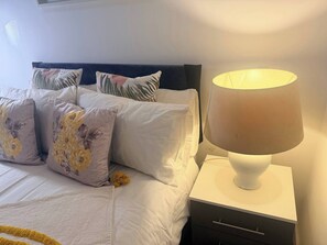 2 bedrooms, iron/ironing board, Internet, bed sheets - Winter stays, Pool, Wi-Fi, Parking, 3double beds (Bradford)