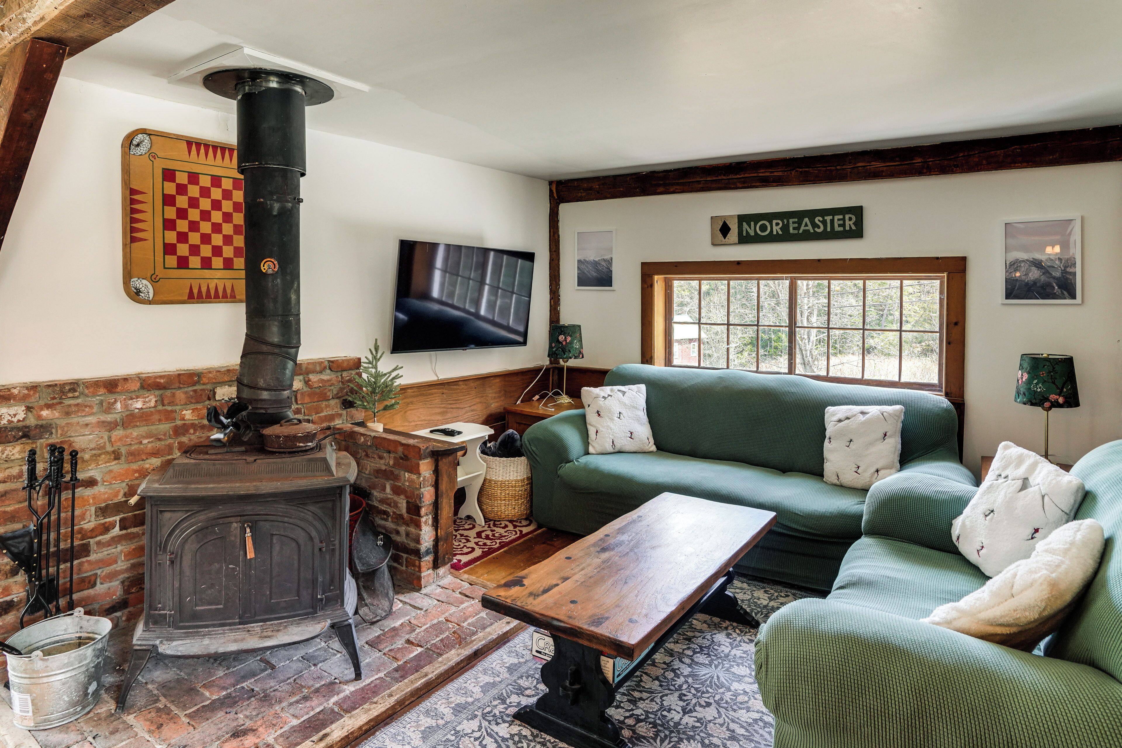 TV, fireplace