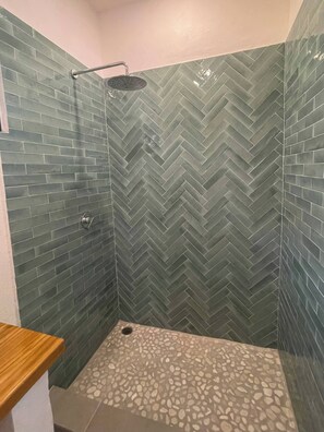 Dusche, Haartrockner, Handtücher