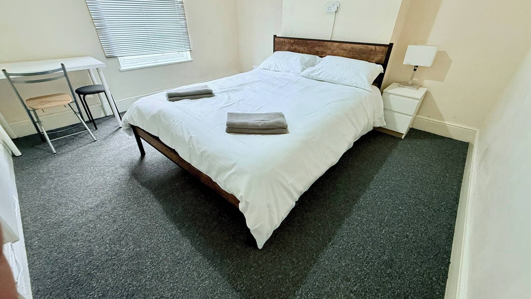 4 habitaciones, tabla de planchar con plancha y internet 