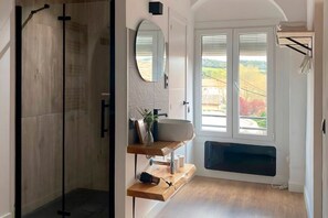Shower, hair dryer, towels, soap - Rural apartment in Cal Rosal, Berga - Air conditioning and nature (Avià)